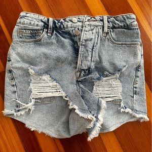 Good American Bombshell Denim Short 4